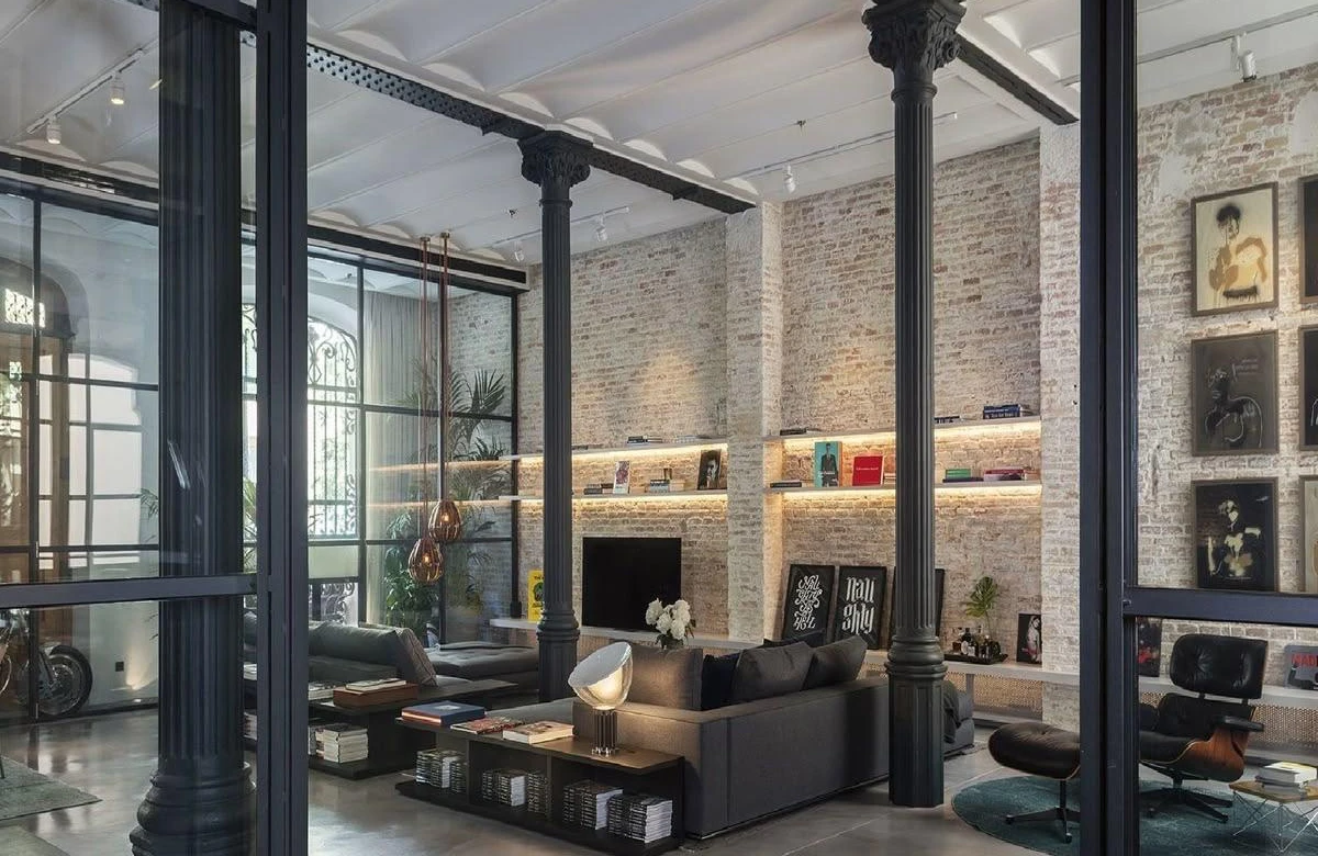 Loft rénové, salon avec mur en briques
