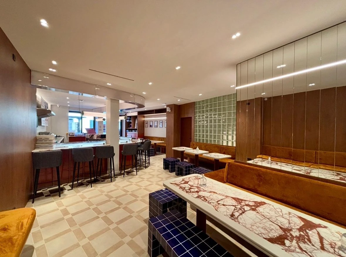 Restaurant rénové, salle avec banquettes