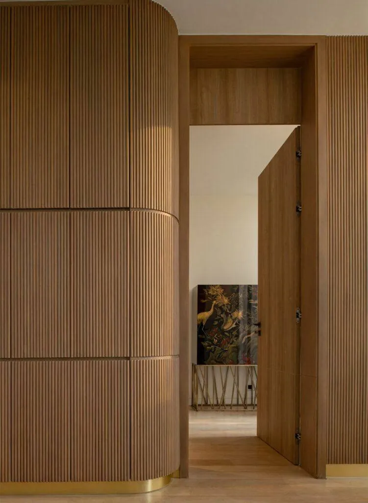 Couloir avec placards en bois sur-mesure