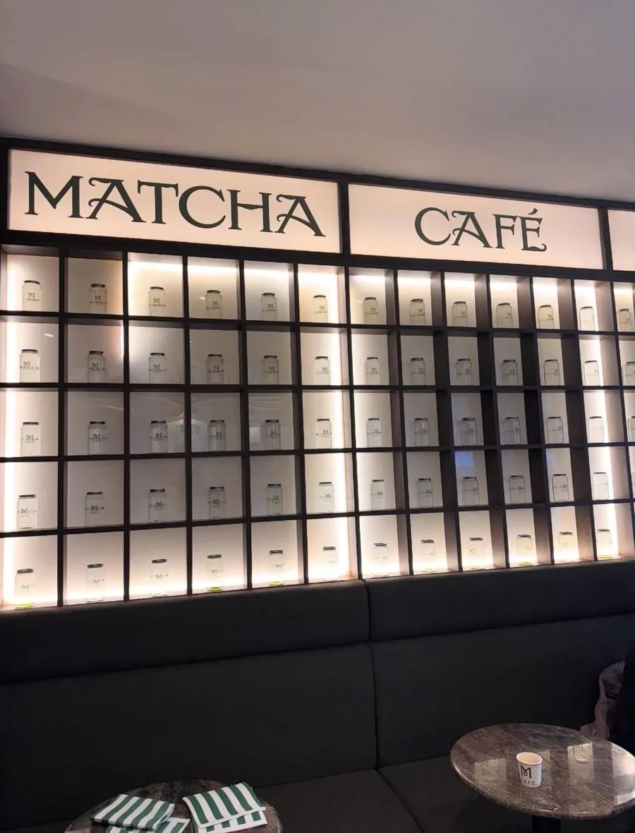 Café rénové, ambiance conviviale
