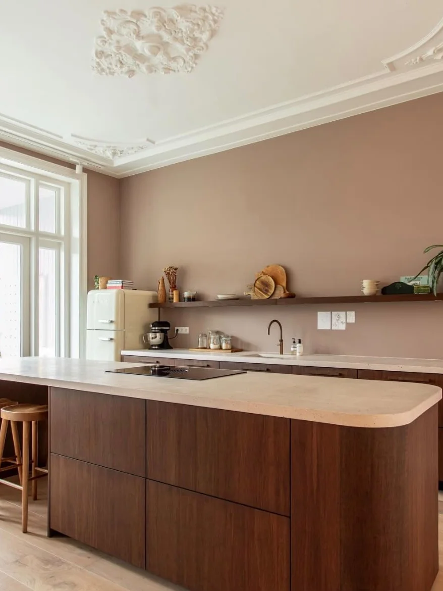 Cuisine rénovée, îlot en bois